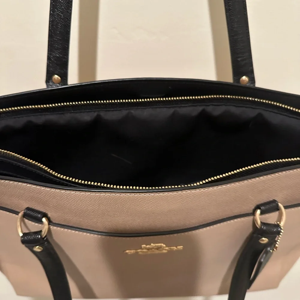 Large Coach Tote - Beige and Black Shoulder Bag with laptop pocket. - Picture 8 of 10
